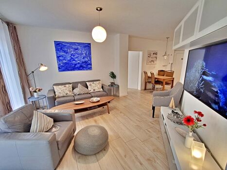 gemütlicher Wohn- und Essbereich und Zugang zur Terrasse