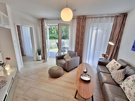 gemütlicher Wohn- und Essbereich und Zugang zur Terrasse