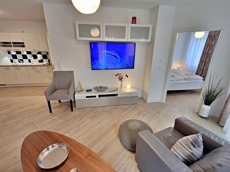 gemütlicher Wohn- und Essbereich und Zugang zur Terrasse