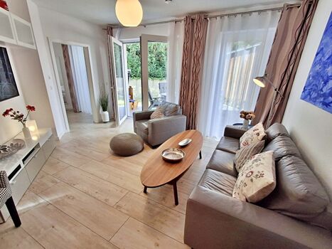 gemütlicher Wohn- und Essbereich und Zugang zur Terrasse