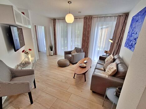 gemütlicher Wohn- und Essbereich und Zugang zur Terrasse