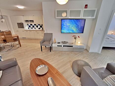 gemütlicher Wohn- und Essbereich und Zugang zur Terrasse