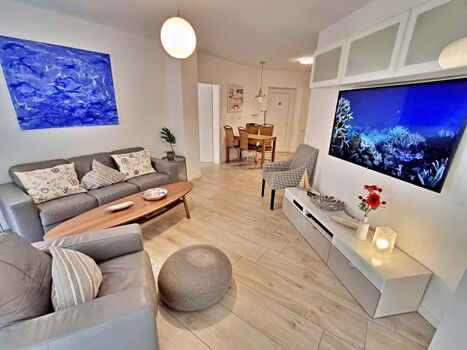 gemütlicher Wohn- und Essbereich und Zugang zur Terrasse