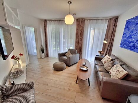 gemütlicher Wohn- und Essbereich und Zugang zur Terrasse