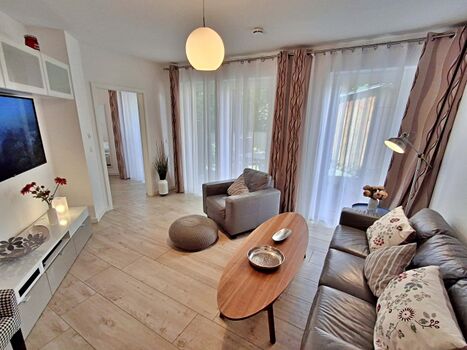 gemütlicher Wohn- und Essbereich und Zugang zur Terrasse