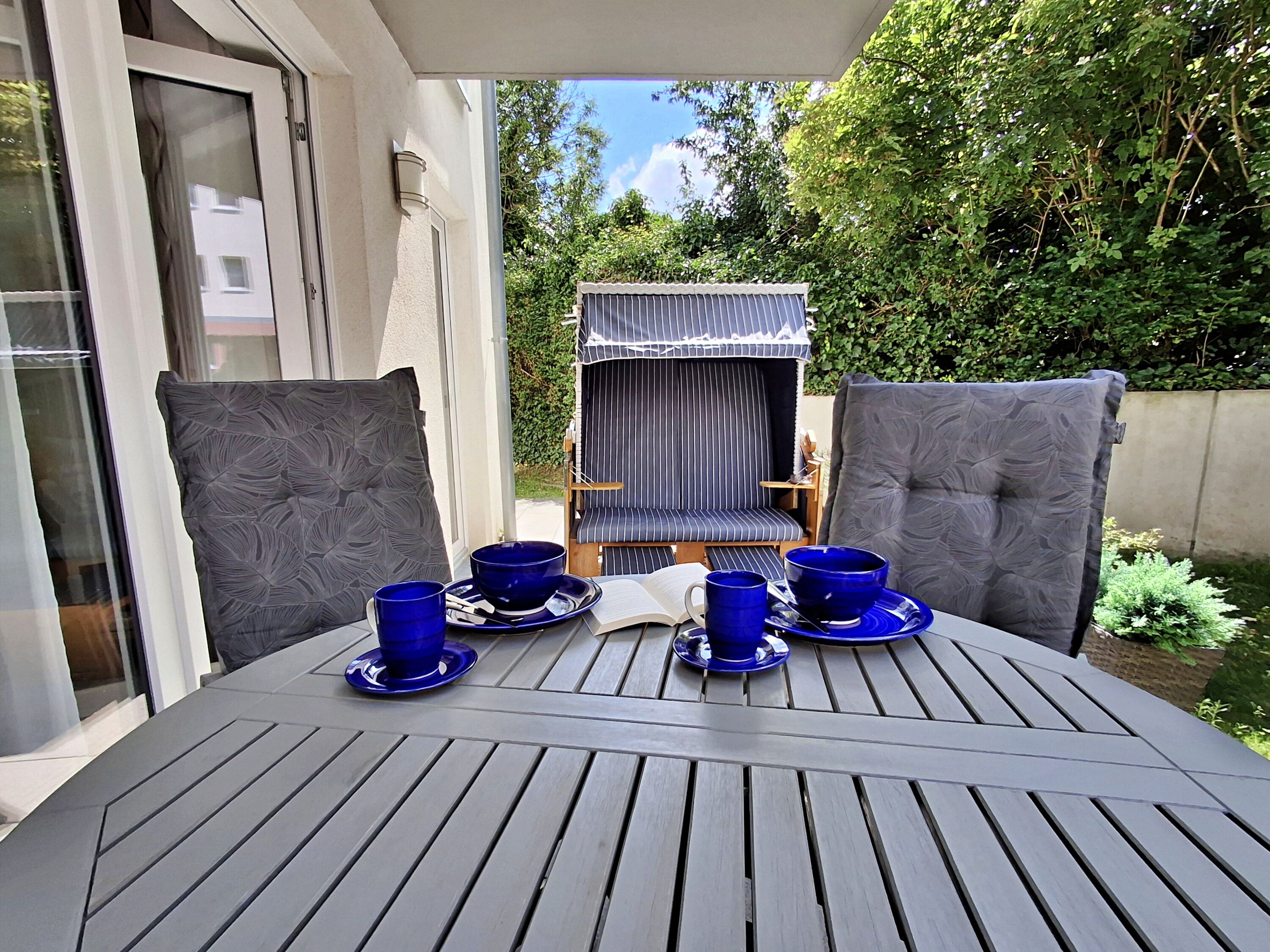 überdachte Terrasse mit Sitzmöglichkeiten und Strandkorb