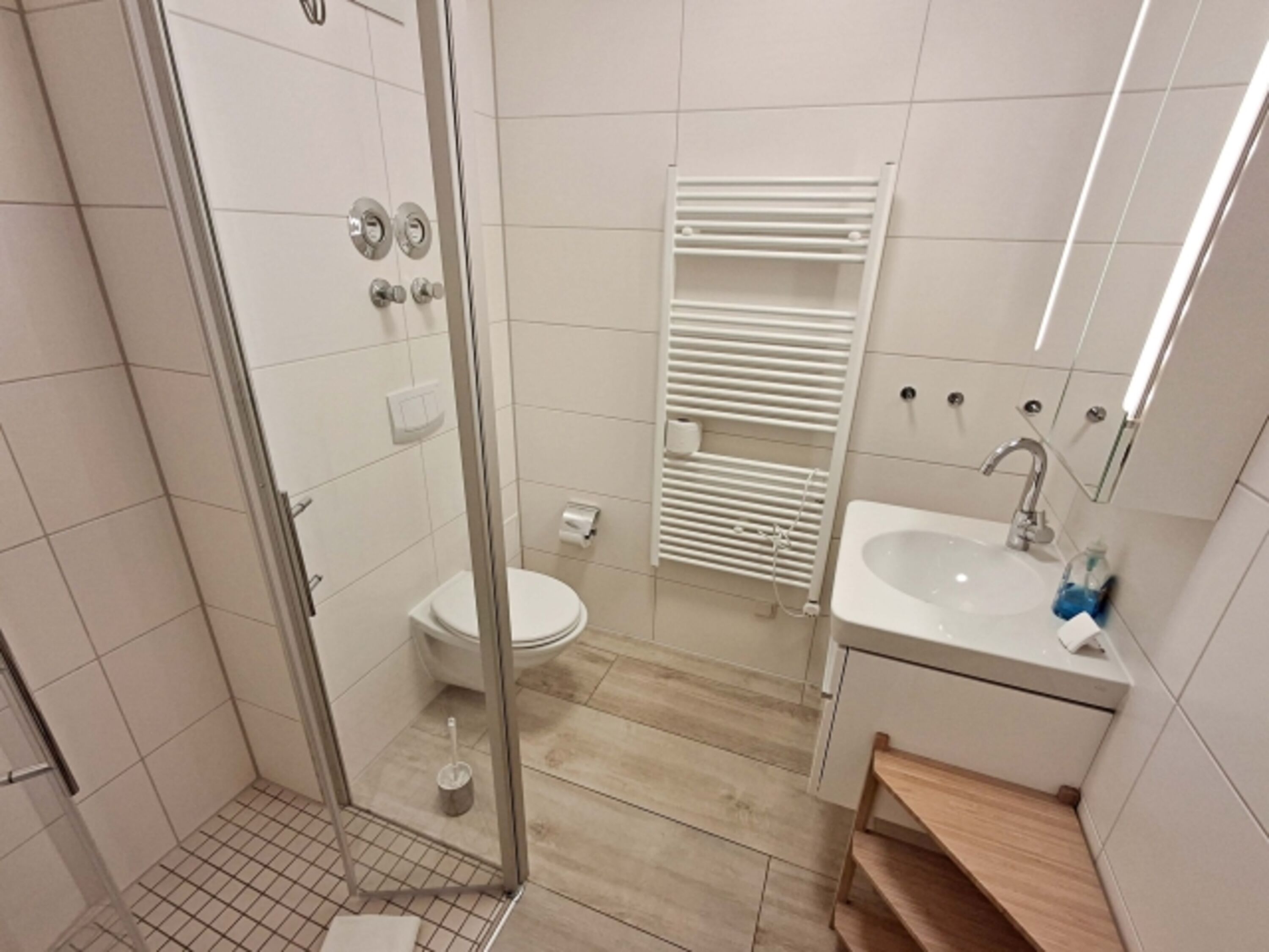 Bad mit ebenerdiger Dusche und WC