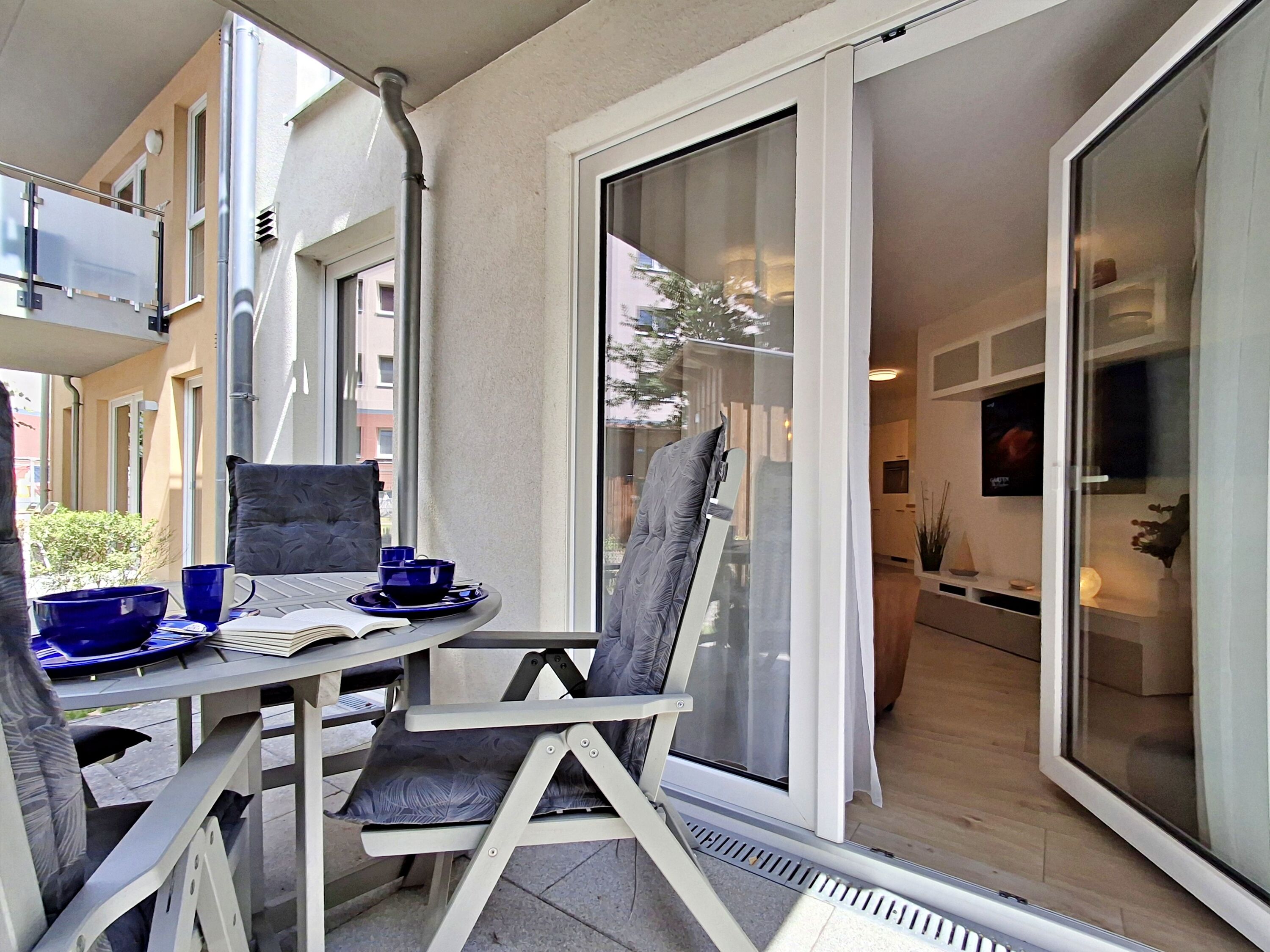 überdachte Terrasse mit Sitzmöglichkeiten und Strandkorb