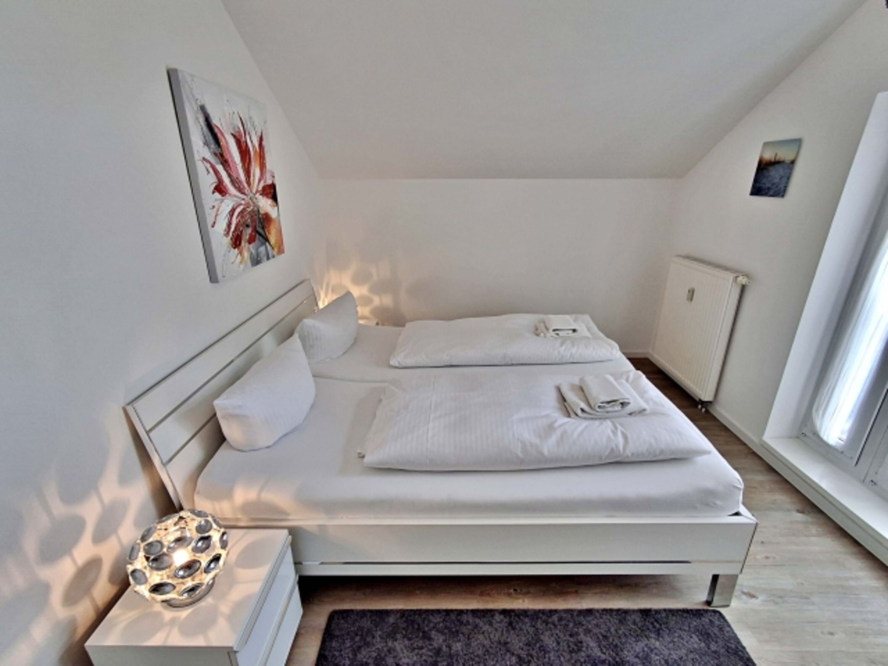 Schlafzimmer mit Doppelbett und zusätzlichem Flachbild-TV