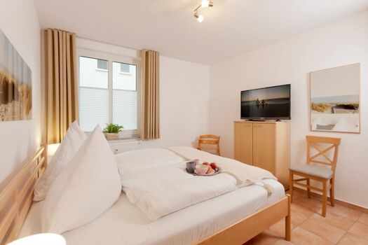 1.  Schlafzimmer mit Doppelbett