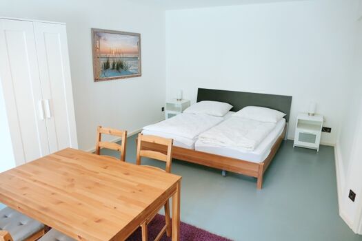 Erstes Schlafzimmer mit Sitzbereich