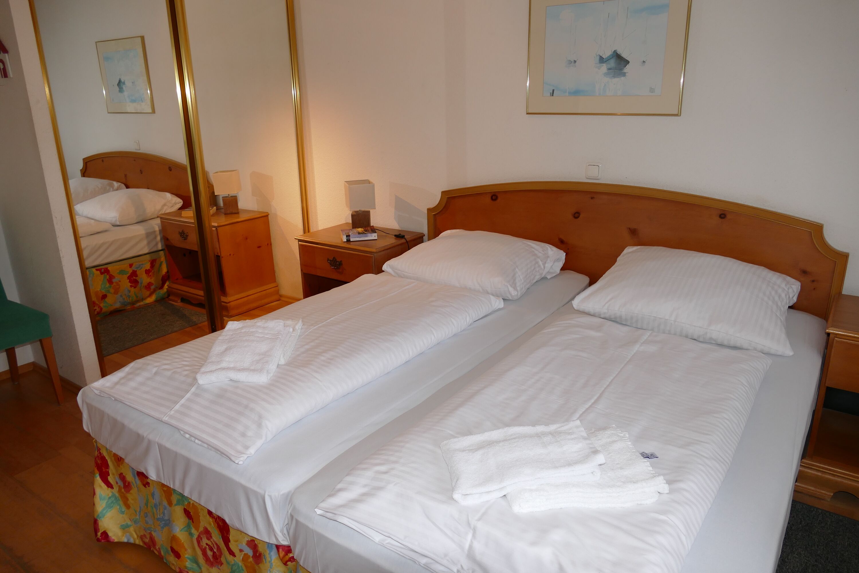 1. Schlafzimmer mit Doppelbett und Zugang zur Terrasse