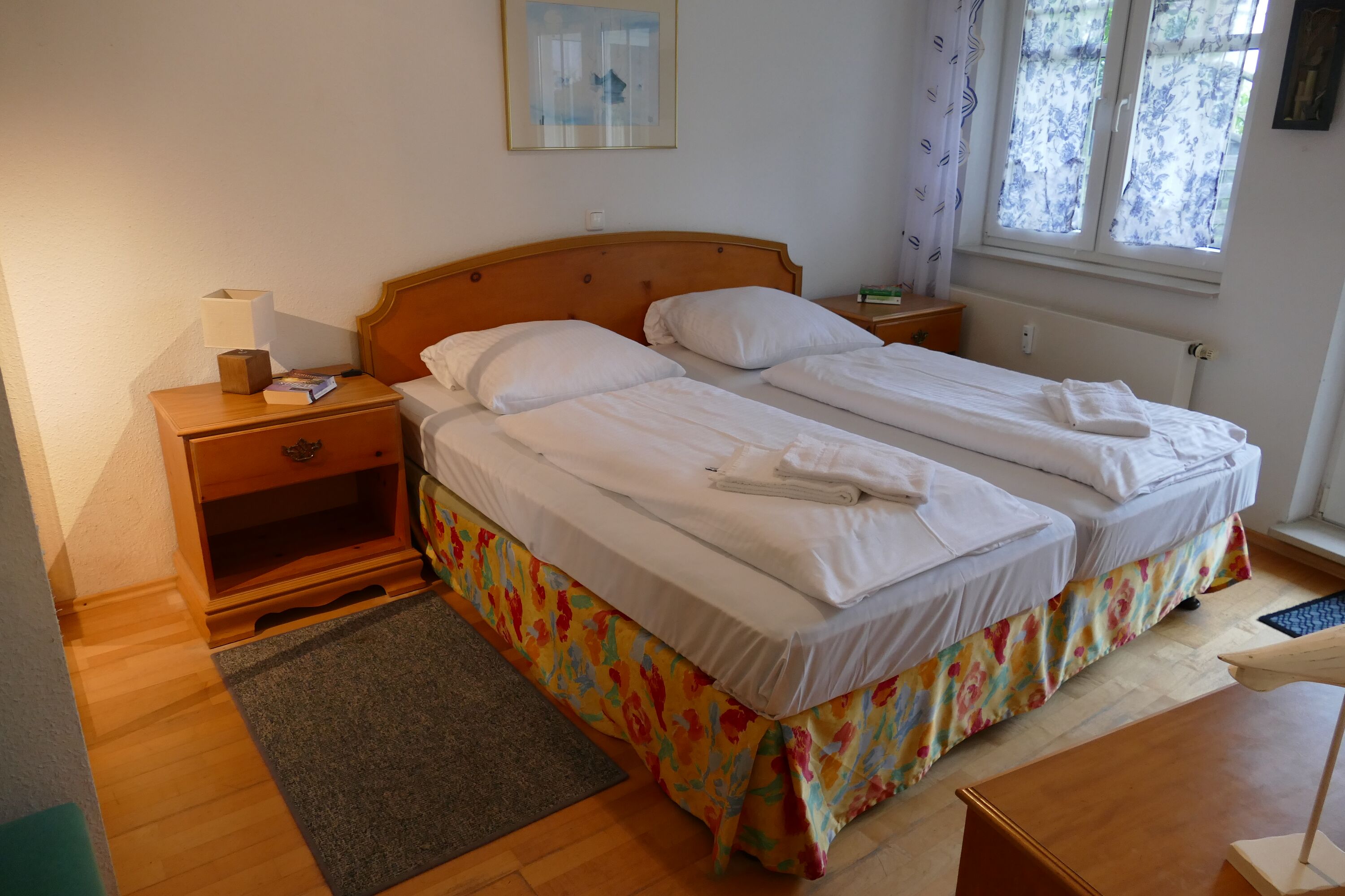 1. Schlafzimmer mit Doppelbett und Zugang zur Terrasse