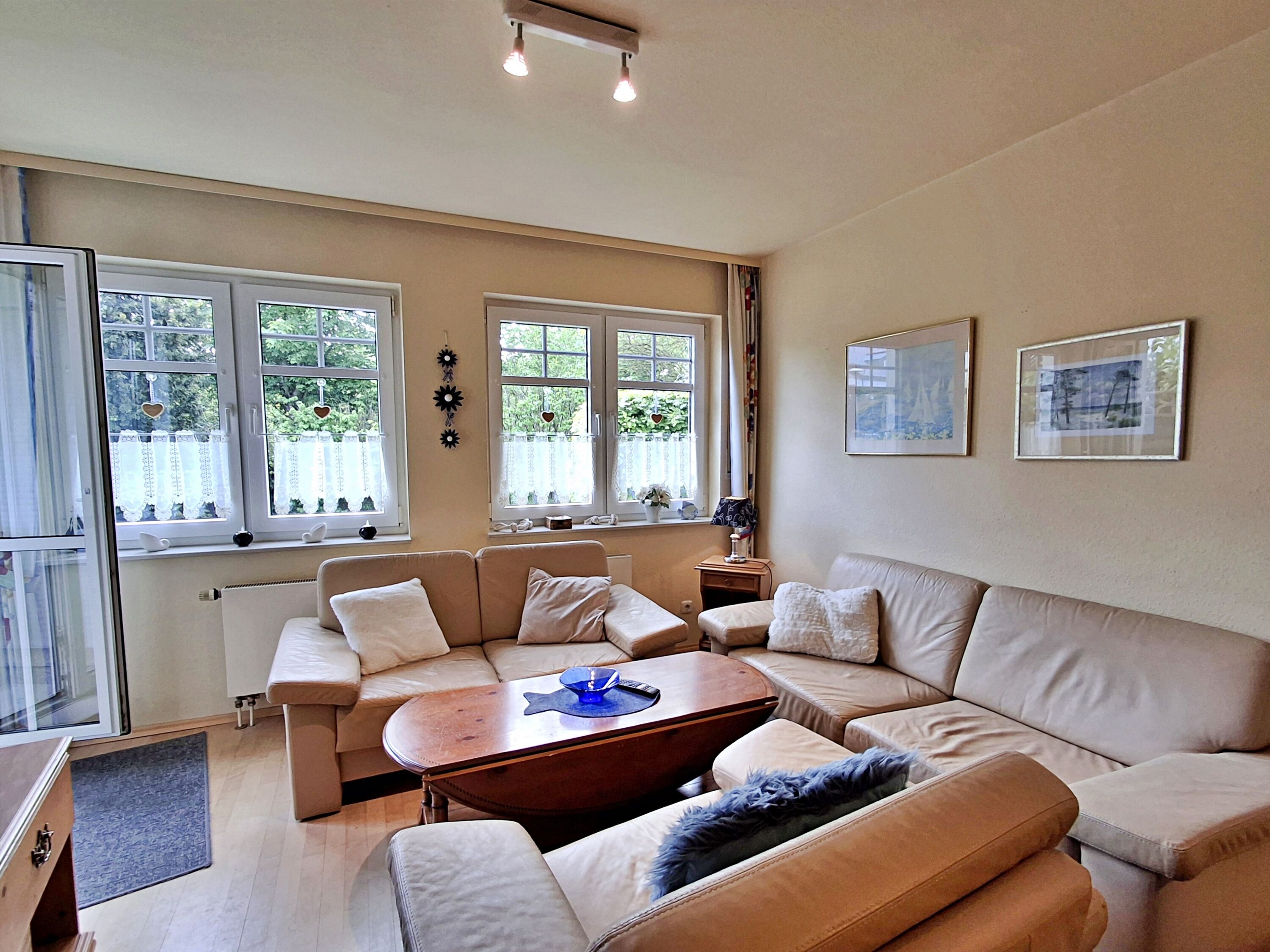 Wohn- und Essbereich mit Zugang zur Terrasse