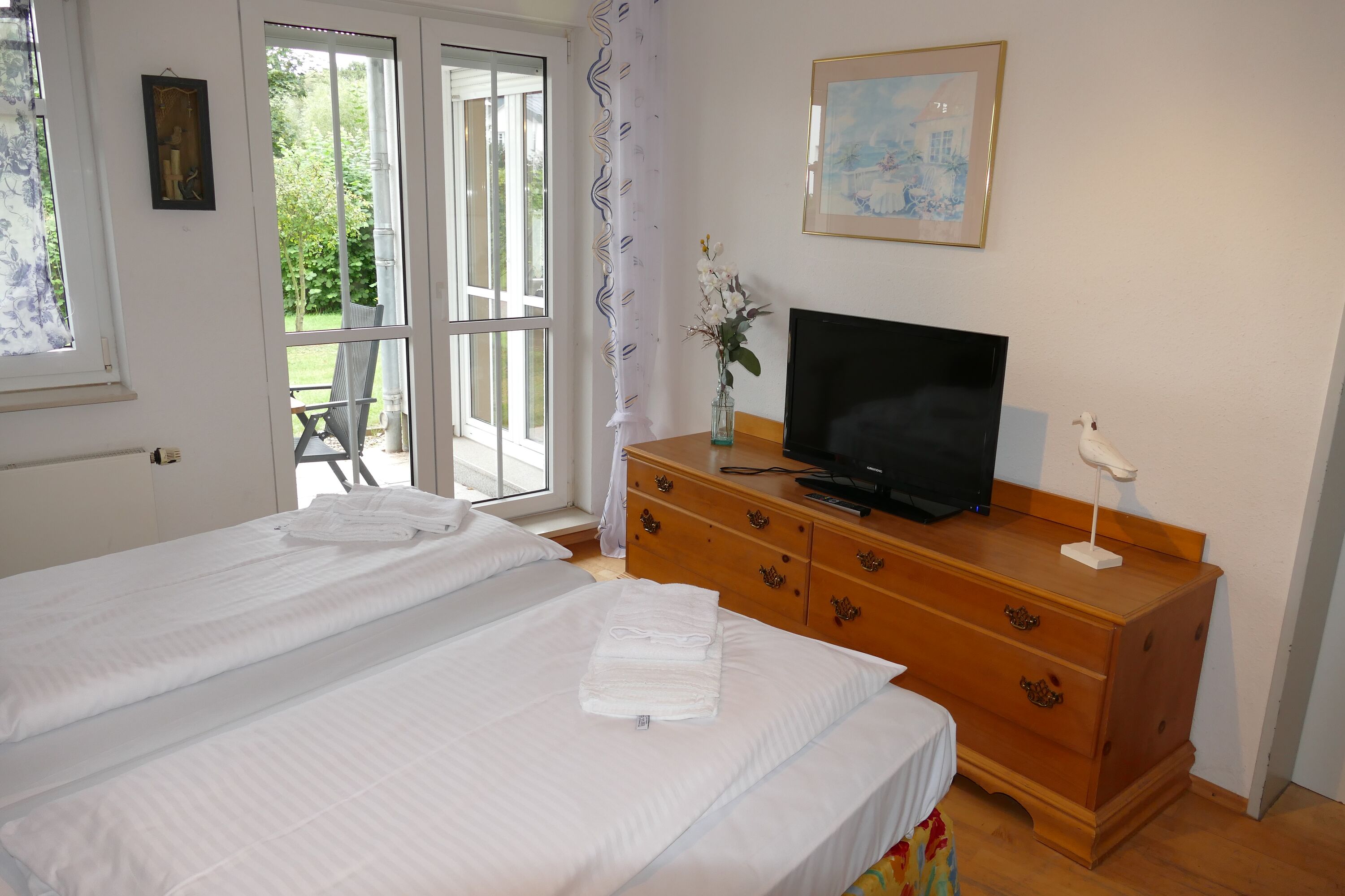 1. Schlafzimmer mit Doppelbett und Zugang zur Terrasse