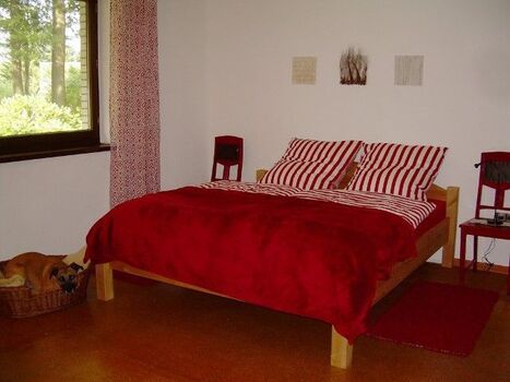 Schlafzimmer mit Doppelbett