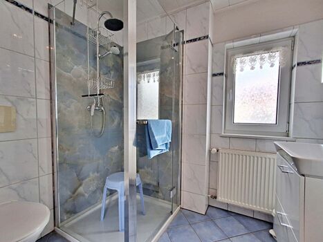 Tageslicht-Bad mit DU/WC