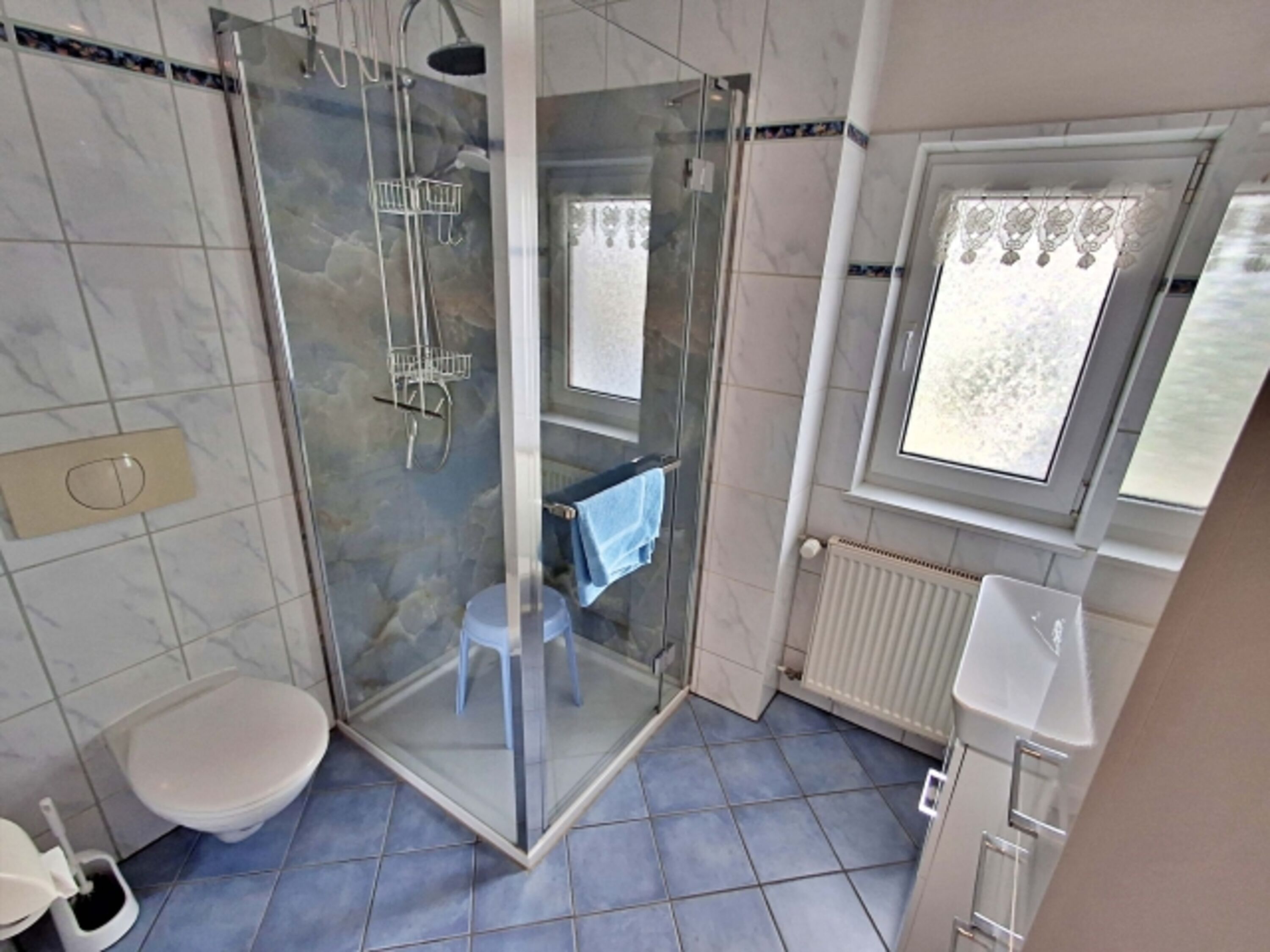 Tageslicht-Bad mit DU/WC