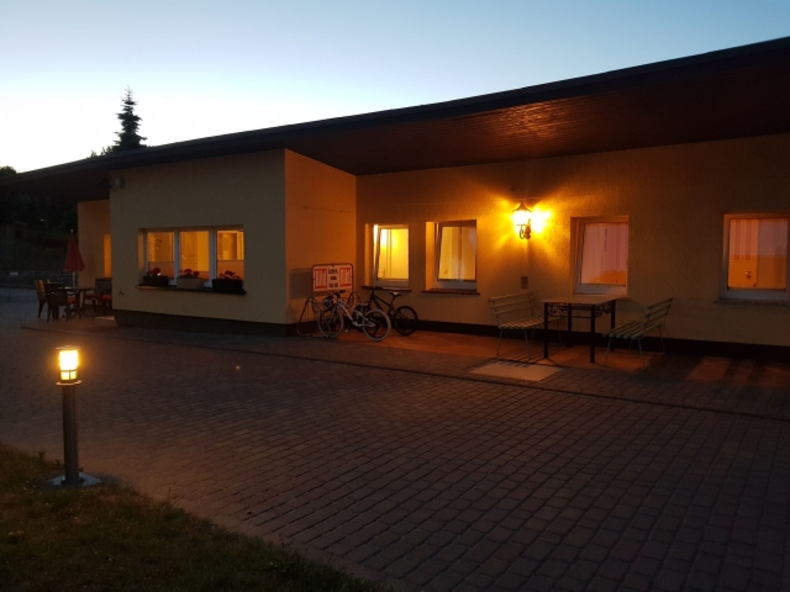 Außenansicht abends