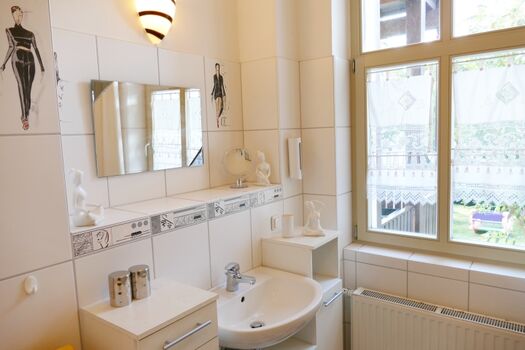 Bad mit Dusche und WC