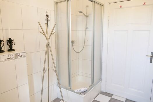 Bad mit Dusche und WC