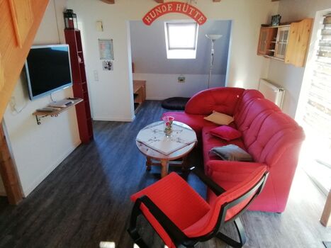 2-Beiner-Couch mit TV