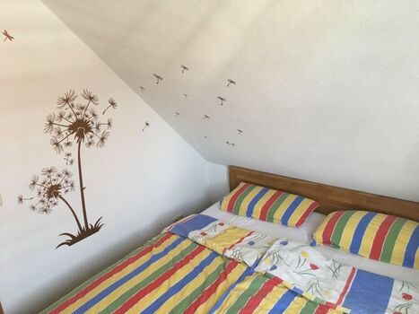 Schlafzimmer mit Doppelbett 