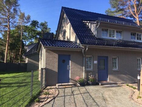 Neue Fewo nur ca. 200 m vom Hundestrand, mit umzäunten Garten und Kamin