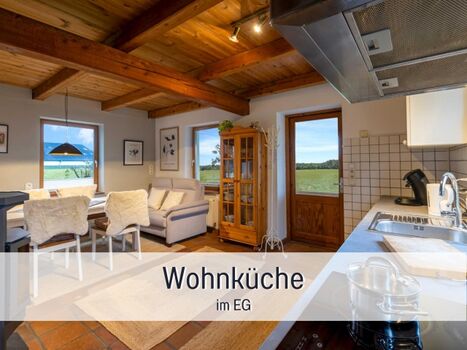 mit gemütlichem Sofa