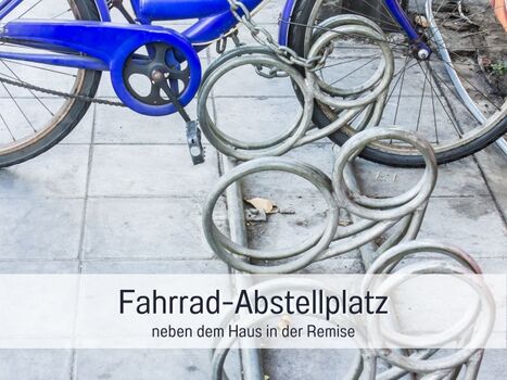 Fahrradschuppen neben dem Haus