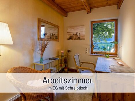 mit Schreibtisch und Ablagefläche