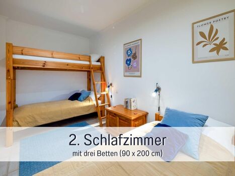 ein Etagenbett und ein Einzelbett für drei Personen