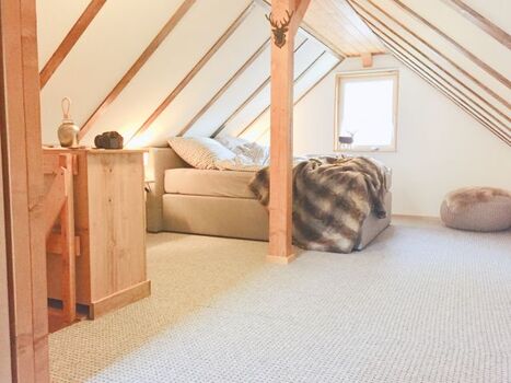 Schlafbereich im Obergeschoss mit Boxspringbett