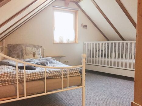 Schlafbereich im Obergeschoss mit Baby- und Einzelbett
