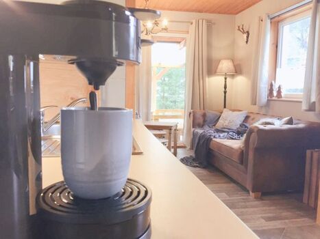 Blick aus der Küche in den offenen Wohnbereich