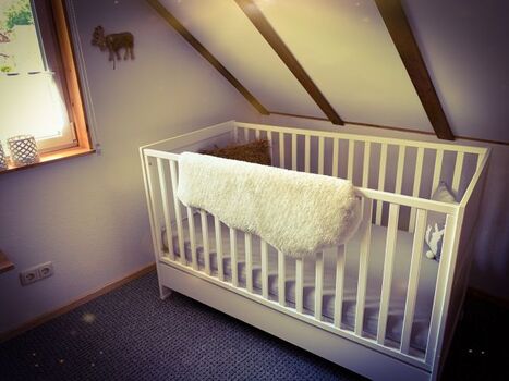 Babybett im oberen Schlafbereich
