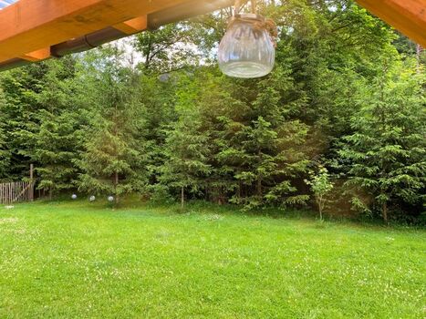 Blick von der Terrasse in den Garten