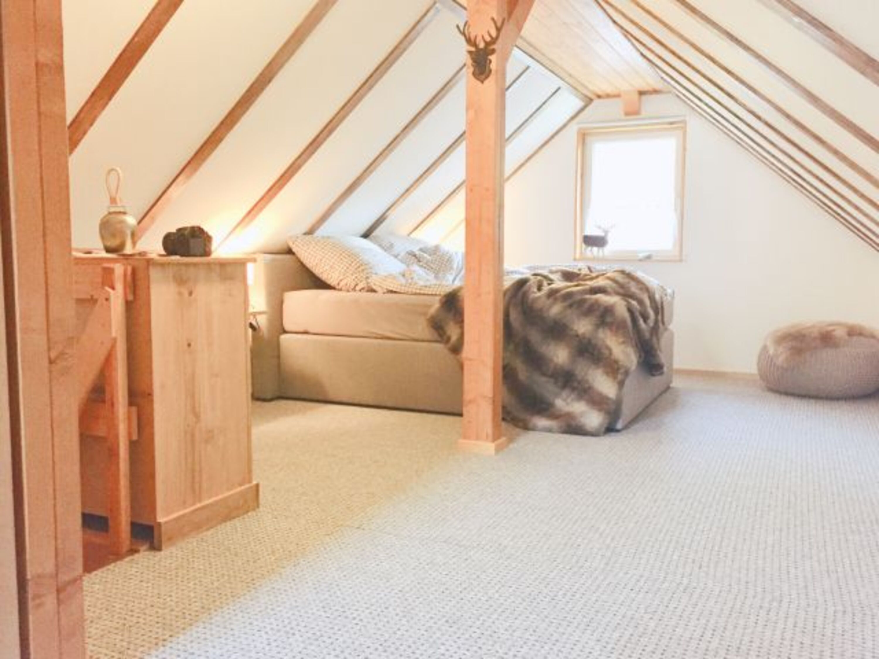 Schlafbereich im Obergeschoss mit Boxspringbett