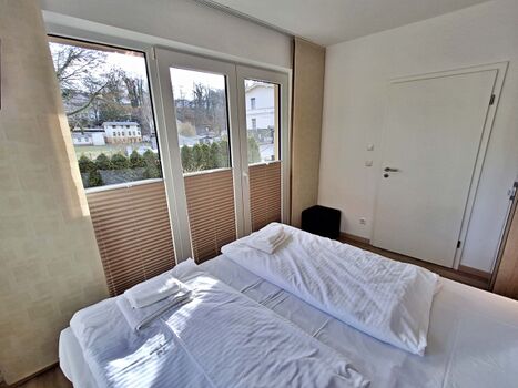 Hauptschlafzimmer mit Doppelbett und Zugang zur Terrasse