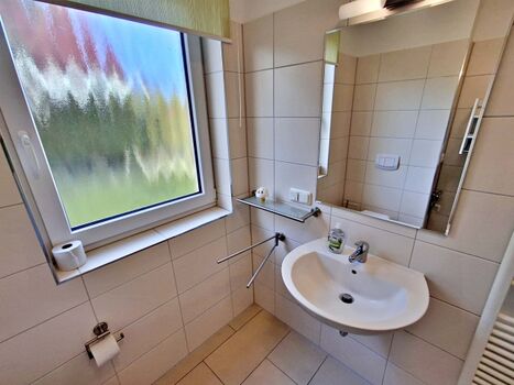 Tageslicht-Bad mit DU/WC