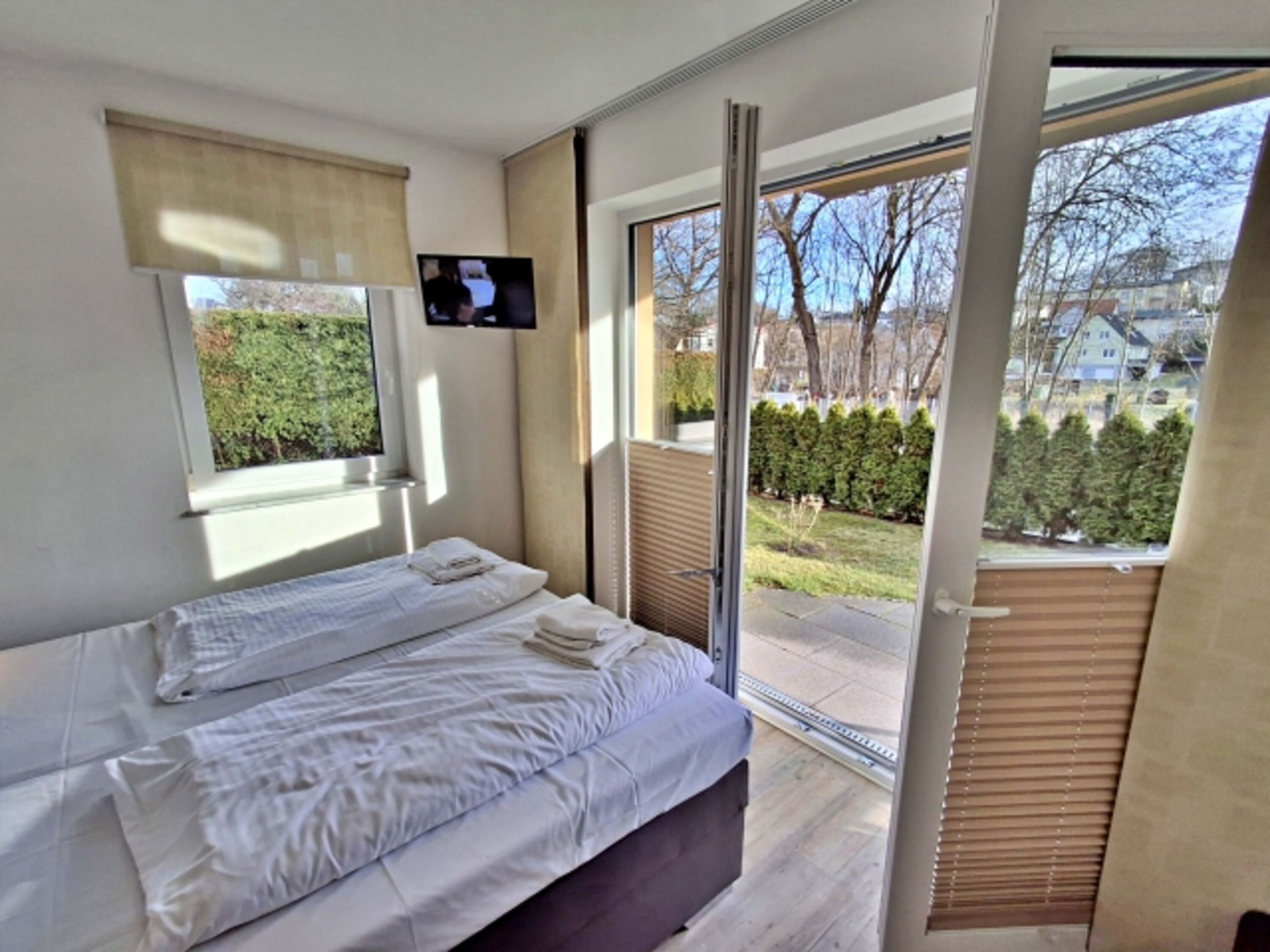 Hauptschlafzimmer mit Doppelbett und Zugang zur Terrasse