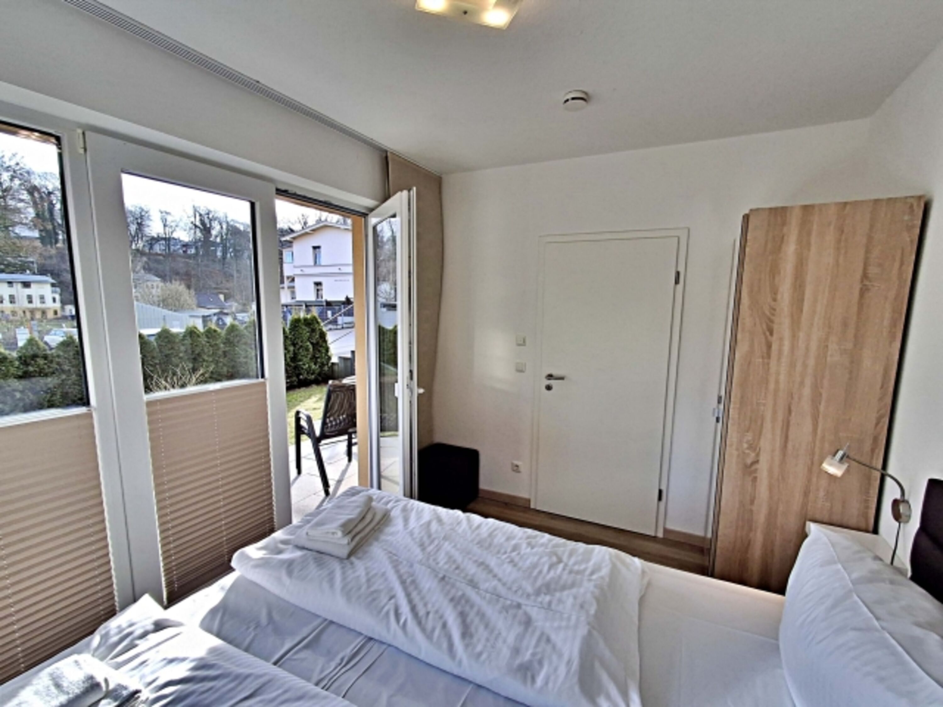 Hauptschlafzimmer mit Doppelbett und Zugang zur Terrasse