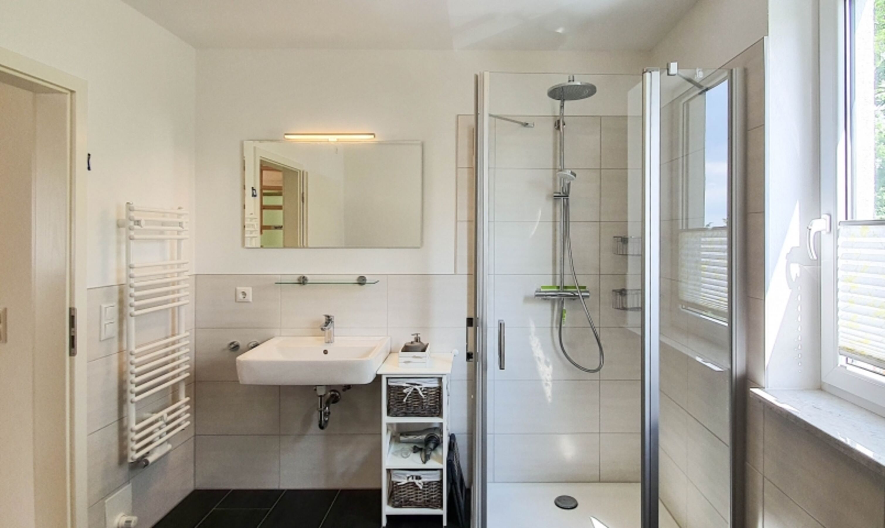 Bad mit Dusche DG