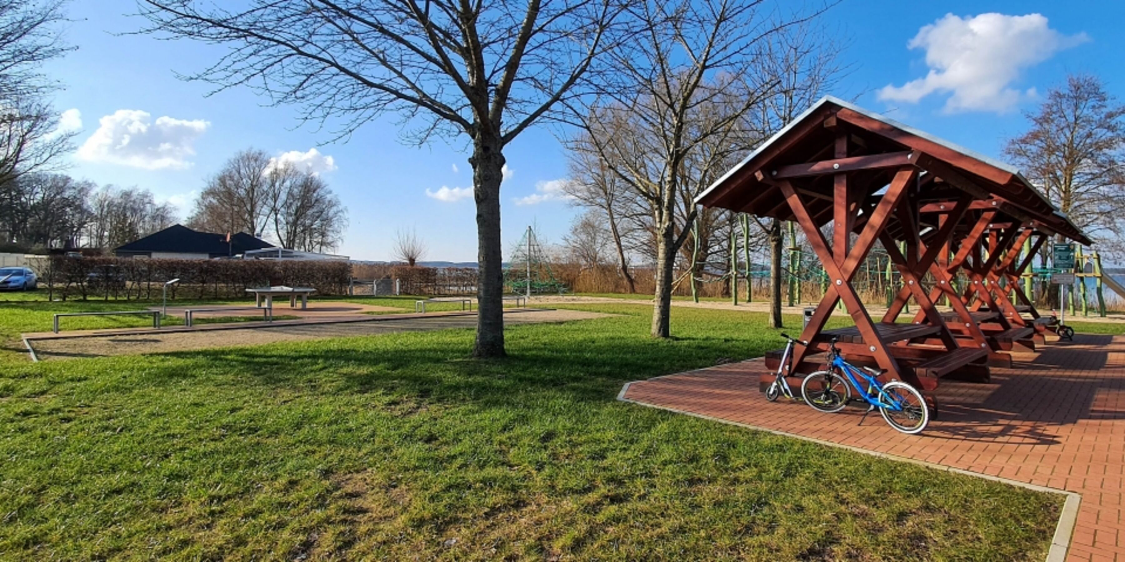 Tischtennis und Bowlplatz