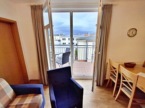 Wohn- und Essbereich mit Zugang zum Balkon