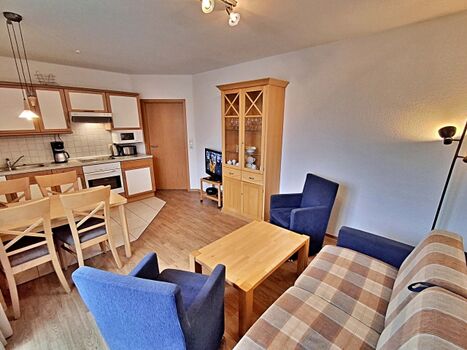 Wohn- und Essbereich mit Zugang zum Balkon