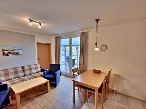 Wohn- und Essbereich mit Zugang zum Balkon