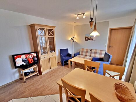 Wohn- und Essbereich mit Zugang zum Balkon