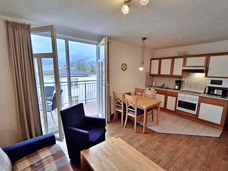 Wohn- und Essbereich mit Zugang zum Balkon