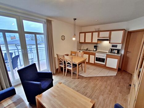 Wohn- und Essbereich mit Zugang zum Balkon